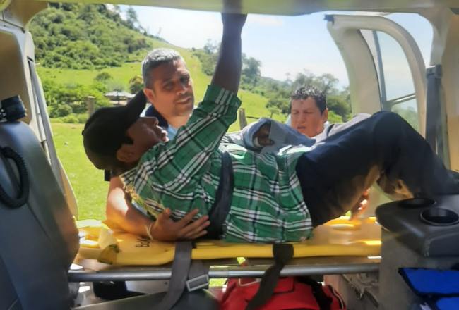Un anciano fue trasladado en helicóptero luego de caer en un caballo en alta montaña