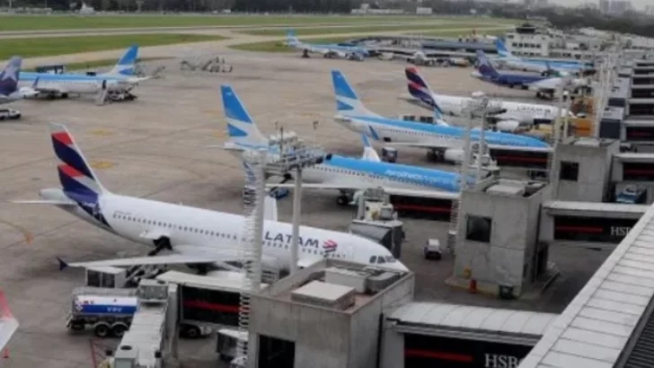 Medida de fuerza de pilotos amenaza con demoras y cancelaciones de vuelos