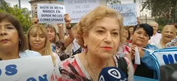 Protesta de docentes jubilados en Plaza Independencia
