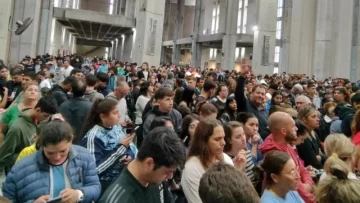 El templo se transformó en cancha: se corrió el rumor de que Messi visitaba la virgen de San Nicolás y se llenó el santuario