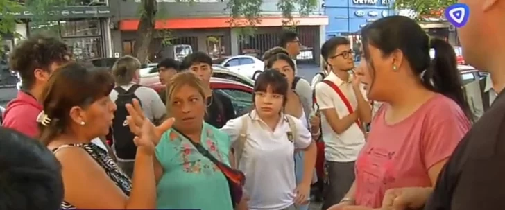 Protestas de padres y alumnos en la Escuela Rivadavia y Delfín Gallo
