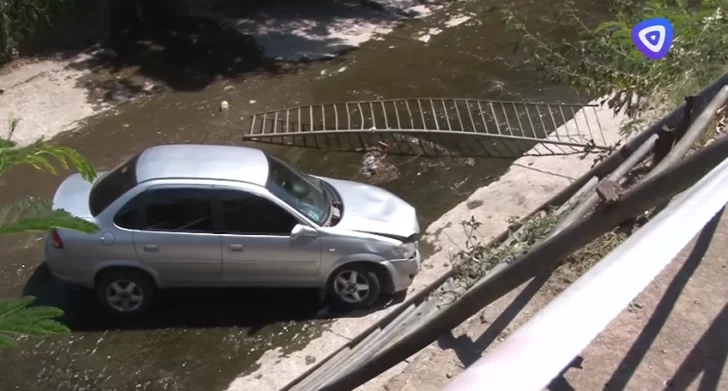 Un auto cayó al Canal Sur, tras ser chocado de atrás