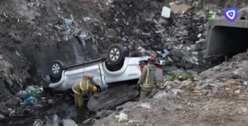Cayó una camioneta en el Canal Sur