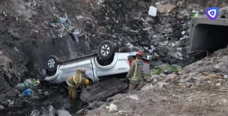 Cayó una camioneta en el Canal Sur