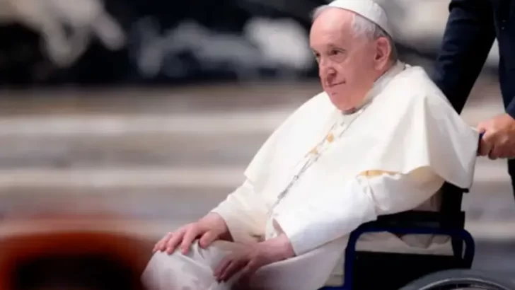 El papa Francisco fue operado “sin complicaciones” por problemas intestinales