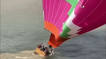 Aterrador: un globo aerostático lleno de turistas se estrelló contra un lago
