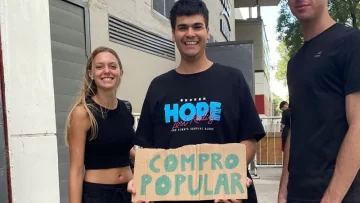 Selección Argentina: demoraron a un joven que fue al Monumental con un cartel que decía “compro popular”