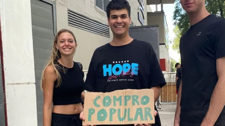 Selección Argentina: demoraron a un joven que fue al Monumental con un cartel que decía “compro popular”