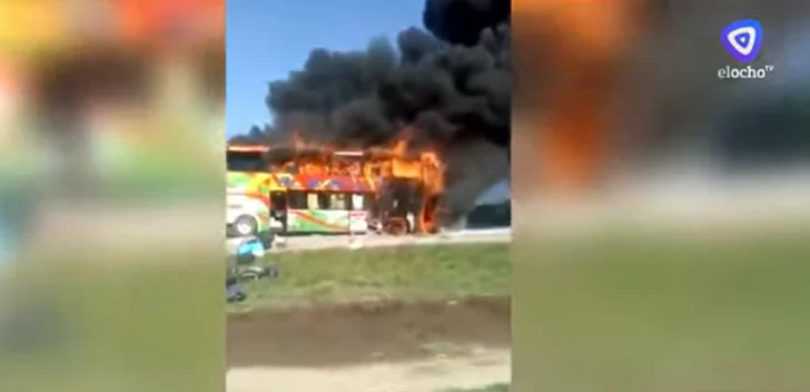 Un colectivo que transportaba trabajadores se incendió en el sur tucumano Un colectivo que transportaba trabajadores se incendió en el sur tucumano