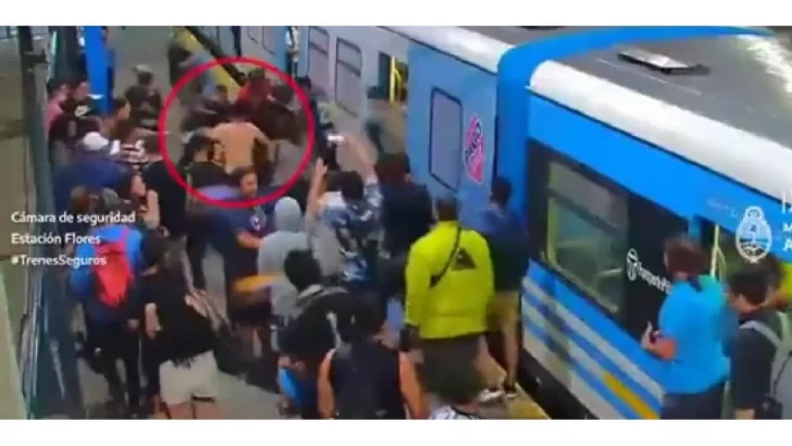 Quiso secuestrar a un menor en un tren, los pasajeros lo golpearon y detuvieron