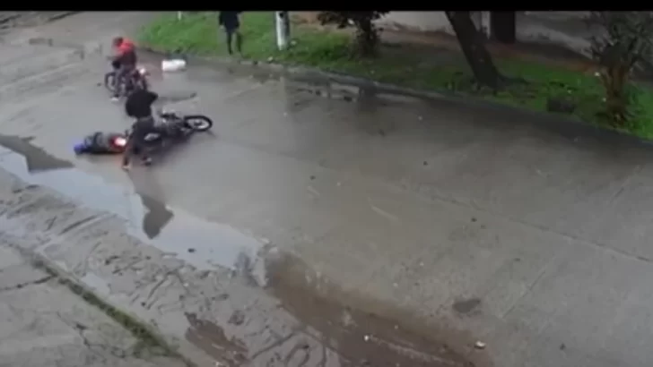 Un delincuente se hace chocar para robar una moto