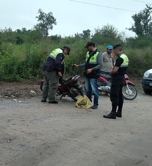 Circulaba en una moto robada, lo detuvieron y le secuestraron estupefacientes Circulaba en una moto robada, lo detuvieron y le secuestraron estupefacientes