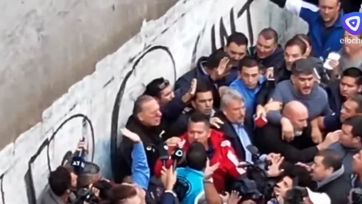 Video: agredieron a Sergio Berni con golpes y piedrazos durante protesta por colectivero asesinado