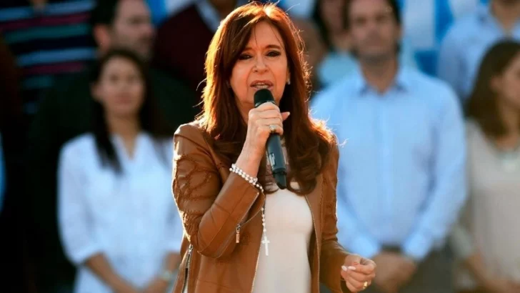 Tras el renunciamiento electoral de Alberto y la incertidumbre cambiaria, Cristina reaparece en un acto público