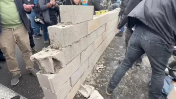 Video: franceses construyeron un muro en plena autopista como parte de una protesta ambiental