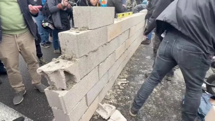Video: franceses construyeron un muro en plena autopista como parte de una protesta ambiental