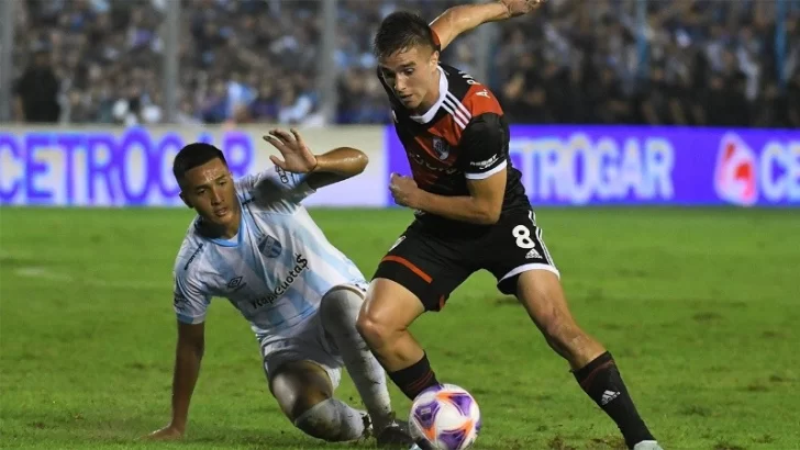 River empató ante Atlético en Tucumán en la previa del superclásico, pero sigue arriba