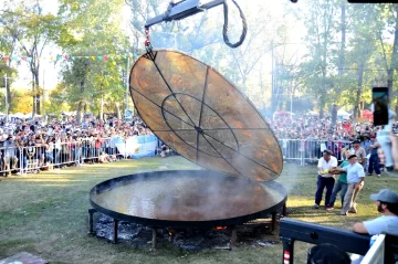 Video: la torta frita más grande del mundo es Argentina Video: la torta frita más grande del mundo es Argentina