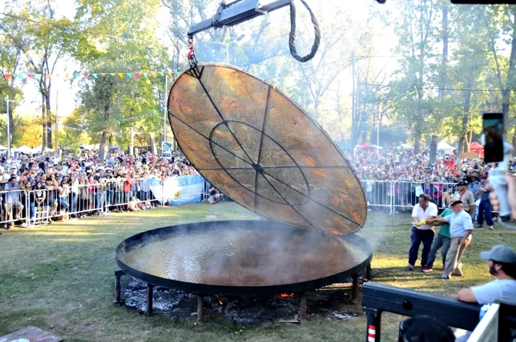 Video: la torta frita más grande del mundo es Argentina Video: la torta frita más grande del mundo es Argentina