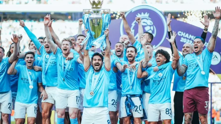 El Manchester City se coronó campeón de la Premier League y levantó la copa