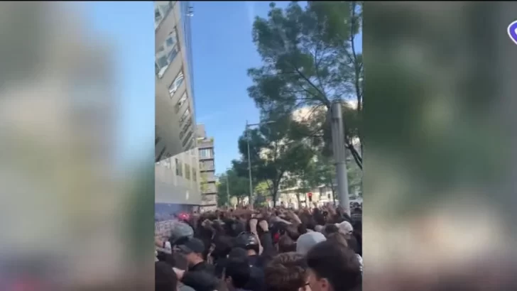 Video: los hinchas de PSG se juntaron para insultar a Messi, mientras en Francia aseguran que no seguirá