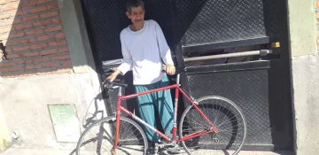 Le regalaron una bicicleta a Roque Lazarte, el hombre al que le habían robado su único medio de transporte diario