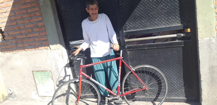 Le regalaron una bicicleta a Roque Lazarte, el hombre al que le habían robado su único medio de transporte diario