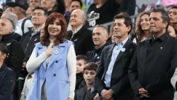 Cristina criticó a la Corte y al FMI, no dio pistas de su candidato pero hubo una imagen de unidad en el palco