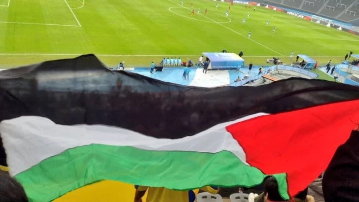 Detuvieron a un hombre por mostrar la bandera de Palestina durante el partido de Colombia e Israel en el Mundial Sub 20