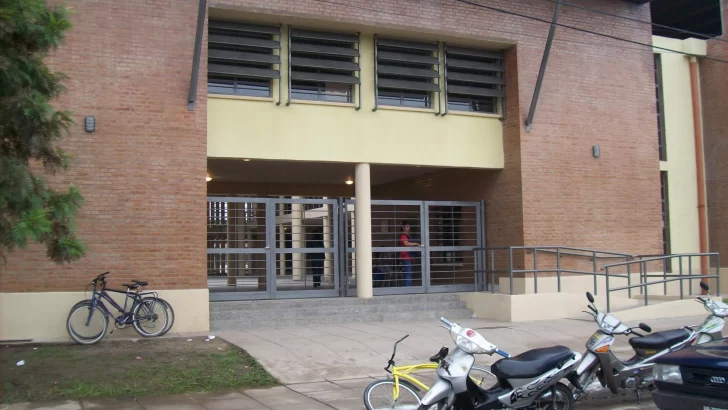 Un alumno llevó un arma a la escuela y apuntó a sus compañeros