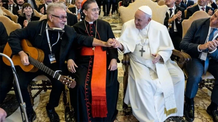 León Gieco cantó “Sólo le pido a Dios” en el Vaticano e hizo emocionar al papa Francisco