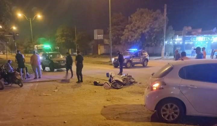Un motociclista colisionó contra un camión municipal y salió ileso