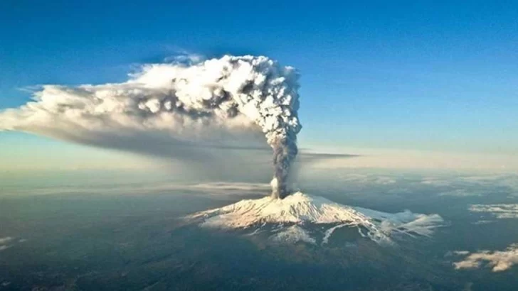 El volcán Etna entró en erupción y generó una nube de ceniza sobre Catania