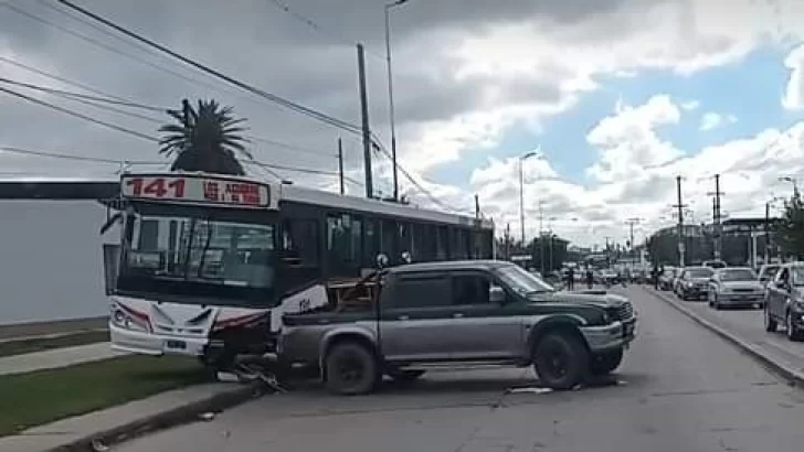 Un colectivo sin frenos provocó un accidente en Jujuy y Magallanes