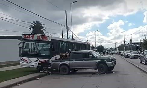 Un colectivo sin frenos provocó un accidente en Jujuy y Magallanes