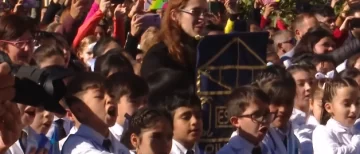 Multitudinaria promesa a la bandera: Miles de alumnos se reunieron en Plaza Independencia