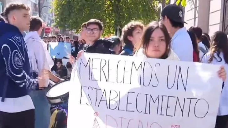 Alumnos de la Escuela Normal realizaron una sentada exigiendo mejoras en las instalaciones educativas