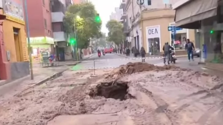 Se hundió el pavimento en una calle del centro tucumano