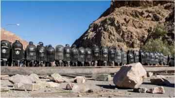 Cuatro horas de represión en Jujuy y más de 40 heridos, tras aprobación de la reforma de la Constitución Cuatro horas de represión en Jujuy y más de 40 heridos, tras aprobación de la reforma de la Constitución