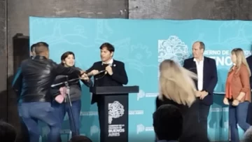 Una mujer interrumpió el discurso de Axel Kicillof y fue echada a empujones por la seguridad del lugar