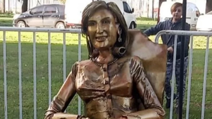 Así, no: la estatua de Mirtha Legrand emocionó a la diva pero generó polémica en las redes