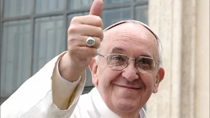 El papa Francisco fue dado de alta y bromeó: “Todavía estoy vivo”