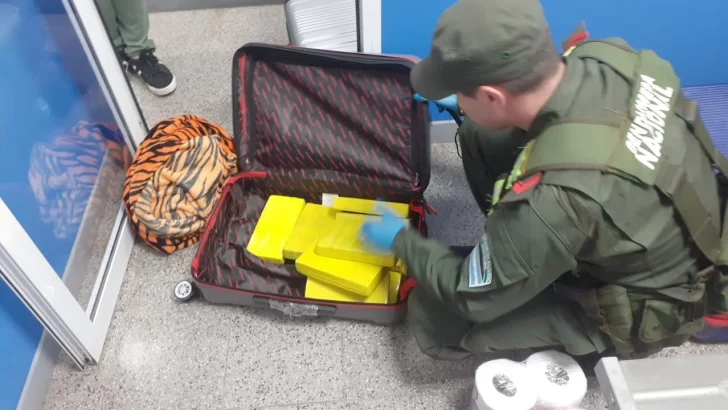 Desarticulan red familiar dedicada al tráfico de drogas ocultas en valijas