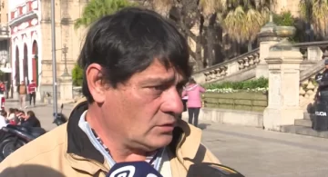 Empleados despedidos de la Mutualidad Provincial marcharon a Plaza Independencia exigiendo respuestas