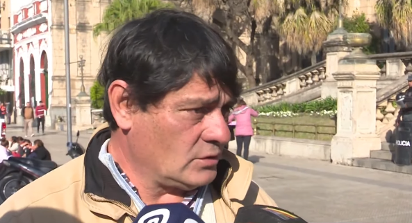 Empleados despedidos de la Mutualidad Provincial marcharon a Plaza Independencia exigiendo respuestas