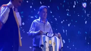 Subastaron por $6 millones una camiseta de la Selección Argentina firmada por Lionel Messi Subastaron por $6 millones una camiseta de la Selección Argentina firmada por Lionel Messi
