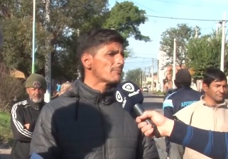 Vecinos de Santa Fe al 2700 protestaron por pérdidas cloacales Vecinos de Santa Fe al 2700 protestaron por pérdidas cloacales