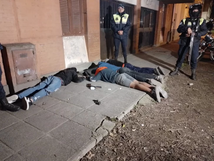 Detuvieron a cuatro menores luego de asaltar a clientes de una pollería Detuvieron a cuatro menores luego de asaltar a clientes de una pollería