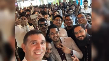 El Dibu Martínez visitó Bangladesh y los fanáticos de la Scaloneta enloquecieron