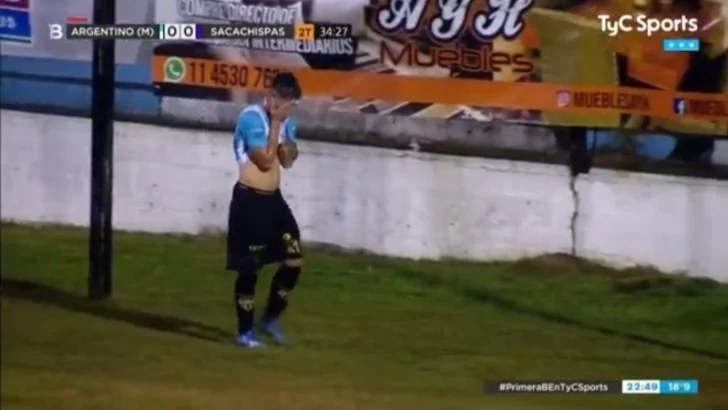 Insólito en el ascenso argentino: un jugador fue expulsado por bajarse los pantalones y orinar en medio del partido